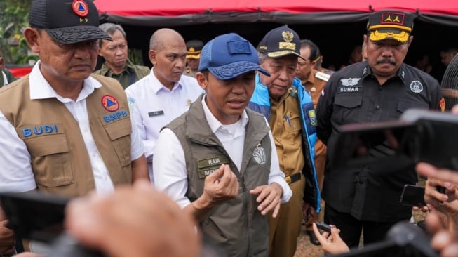 Petugas SLOT menjawab pertanyaan masyarakat