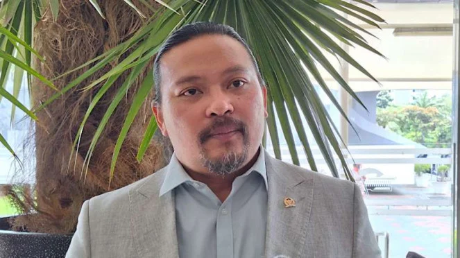 Martin Daniel Tumbelaka – Anggota Bidang Administrasi